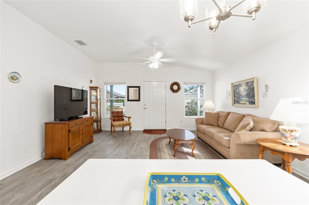 На продажу: $246,000 (2 спален, 2 ванн, 1051 Квадратных фут)