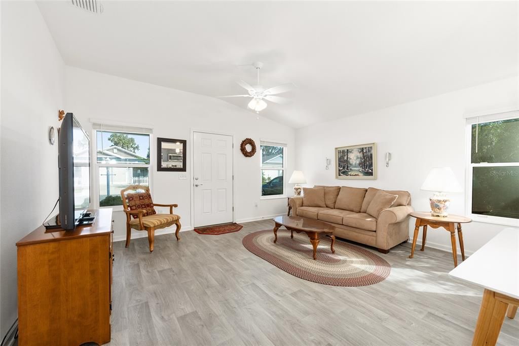 На продажу: $246,000 (2 спален, 2 ванн, 1051 Квадратных фут)