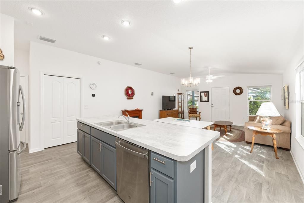 На продажу: $246,000 (2 спален, 2 ванн, 1051 Квадратных фут)