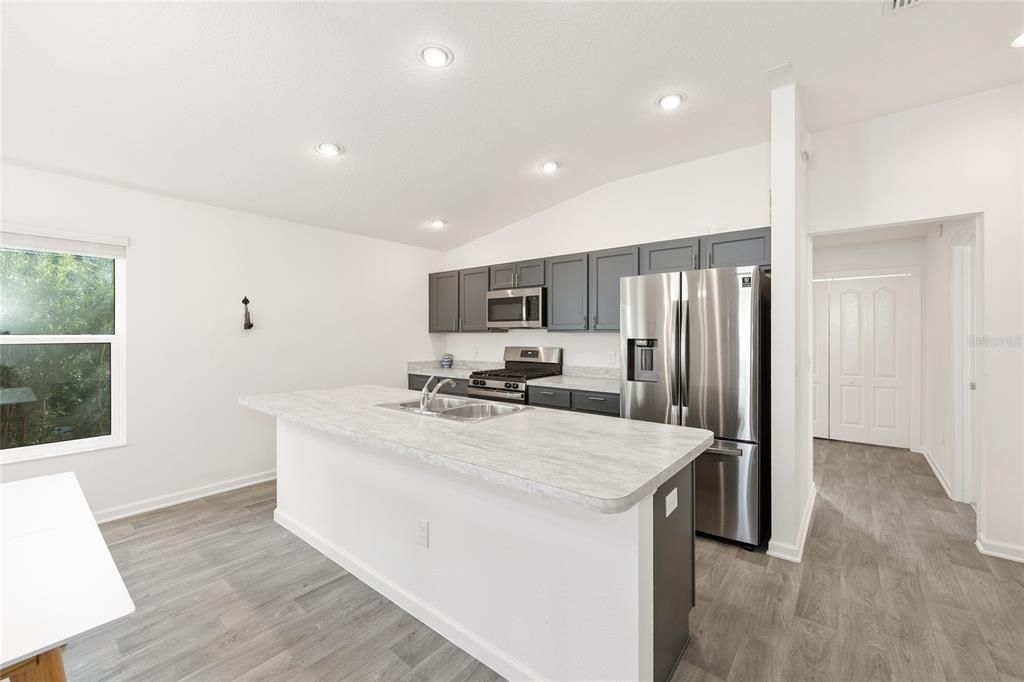 На продажу: $246,000 (2 спален, 2 ванн, 1051 Квадратных фут)