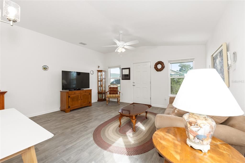 На продажу: $246,000 (2 спален, 2 ванн, 1051 Квадратных фут)