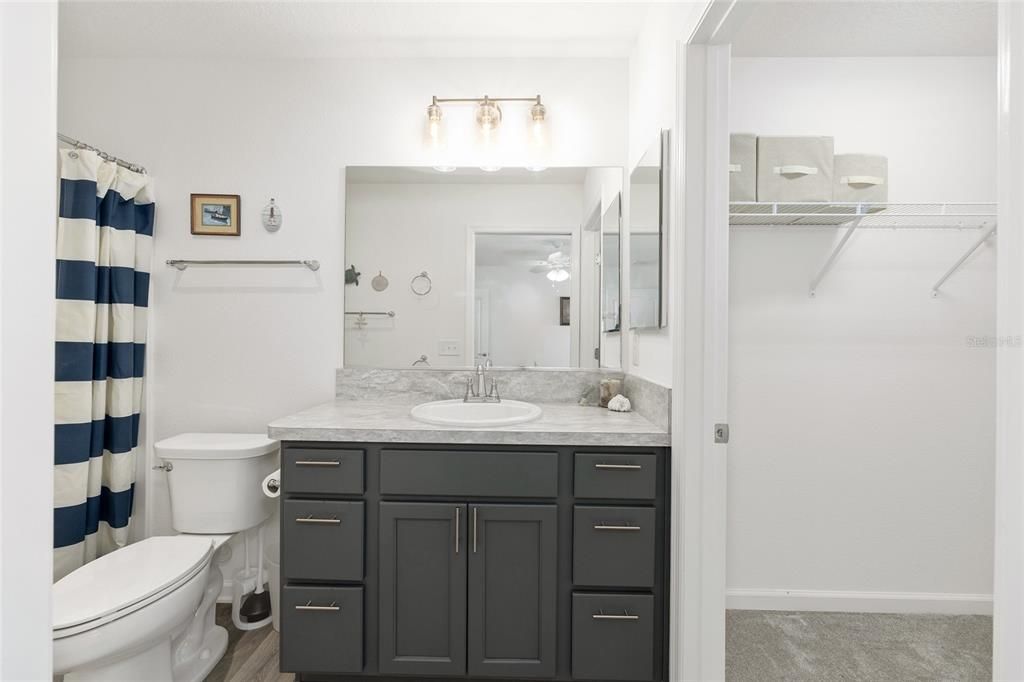 На продажу: $246,000 (2 спален, 2 ванн, 1051 Квадратных фут)