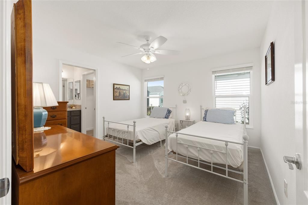 На продажу: $246,000 (2 спален, 2 ванн, 1051 Квадратных фут)