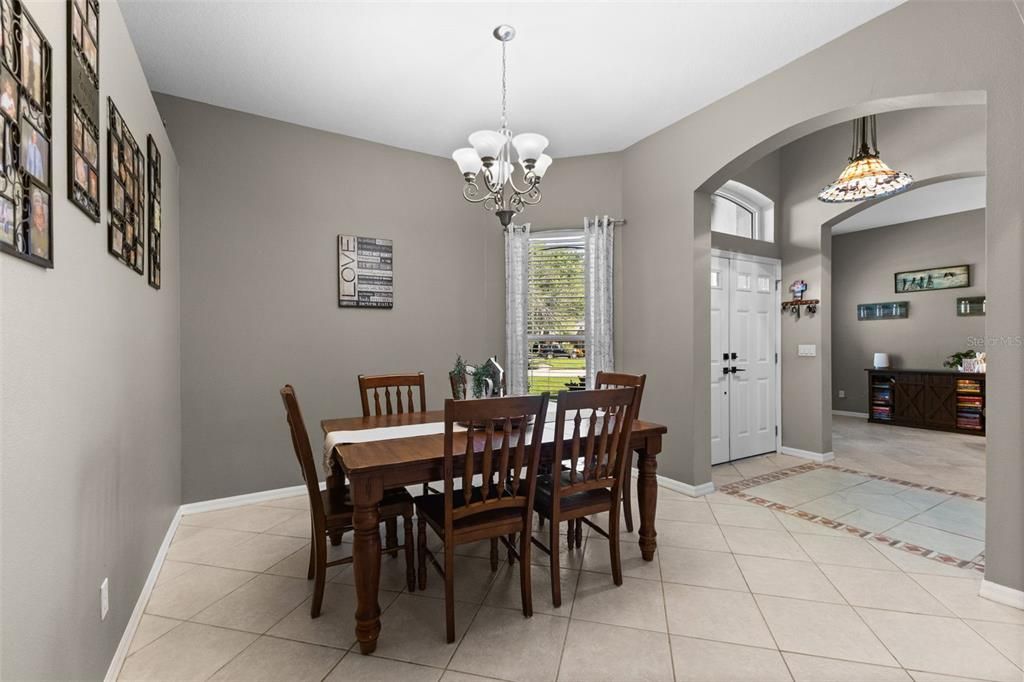 Activo con contrato: $604,900 (4 camas, 3 baños, 2775 Pies cuadrados)