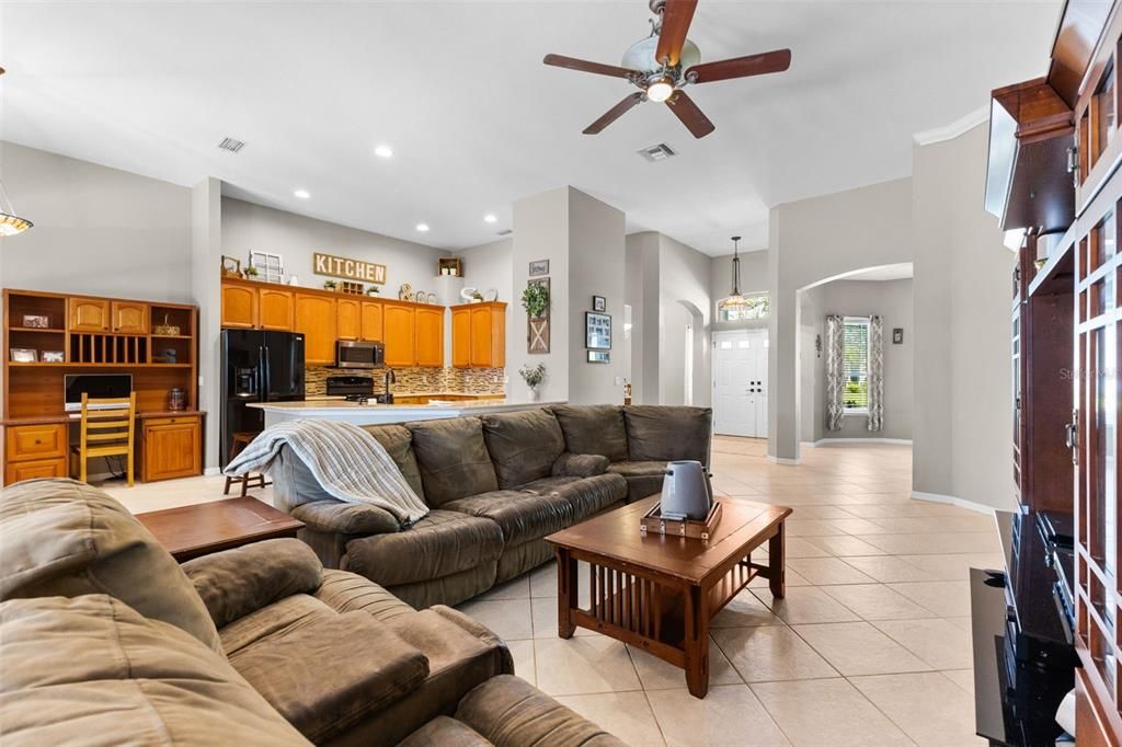 Activo con contrato: $604,900 (4 camas, 3 baños, 2775 Pies cuadrados)