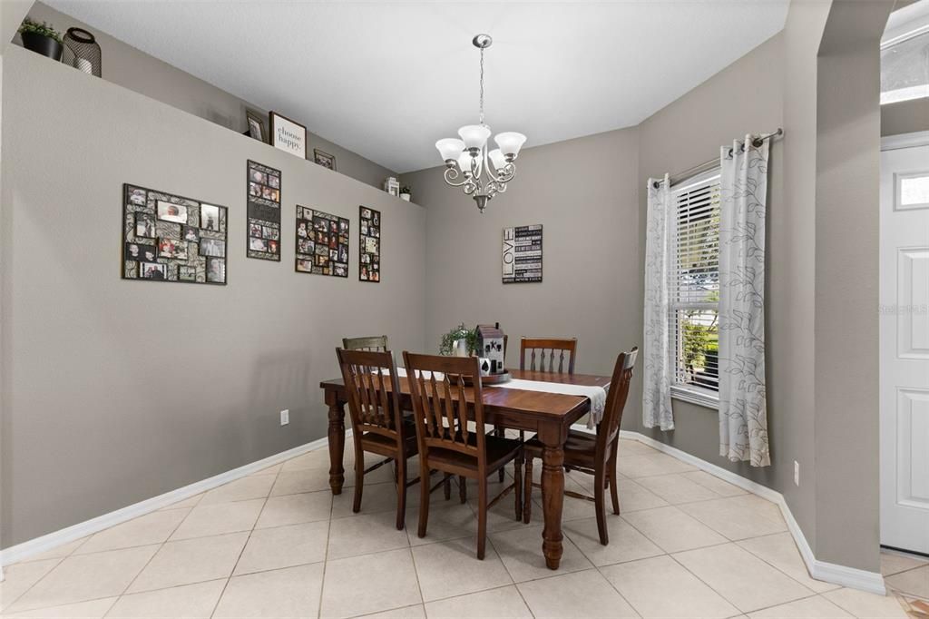 Activo con contrato: $604,900 (4 camas, 3 baños, 2775 Pies cuadrados)