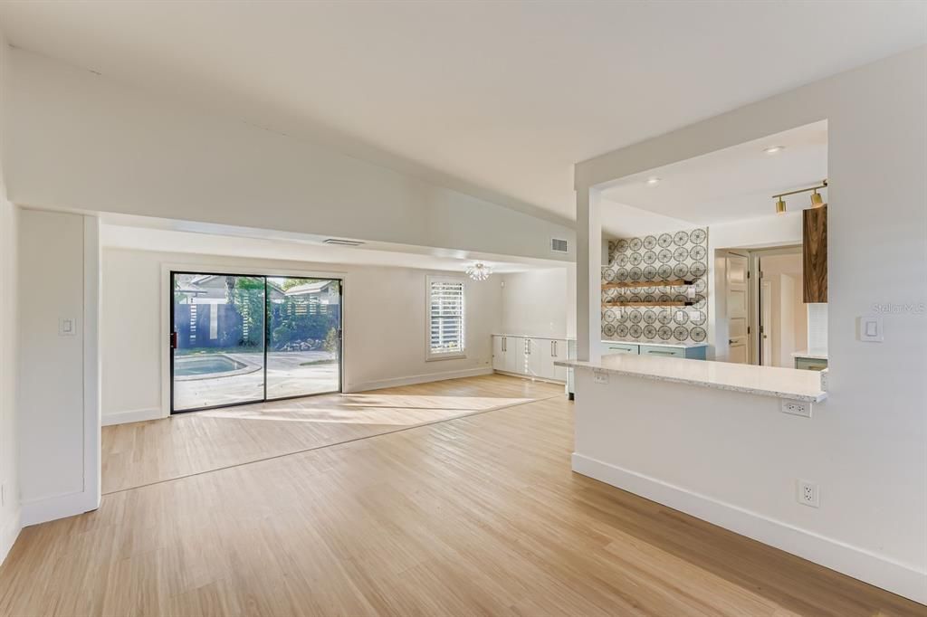 待售: $650,000 (4 贝兹, 2 浴室, 1657 平方英尺)