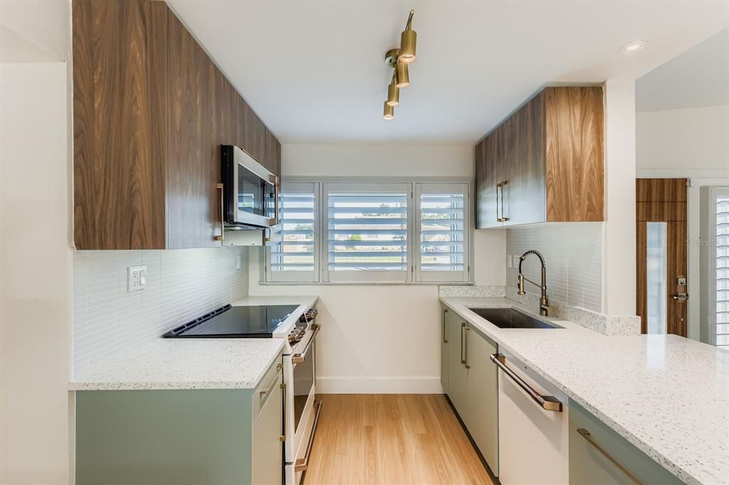 待售: $650,000 (4 贝兹, 2 浴室, 1657 平方英尺)