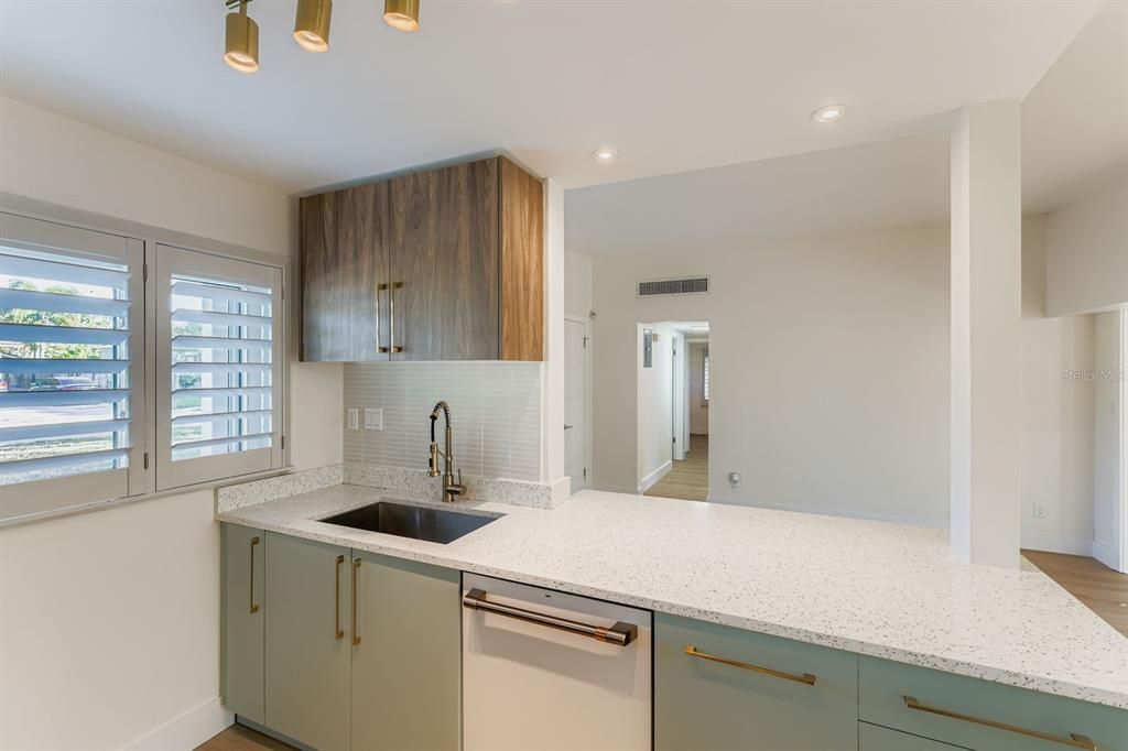 待售: $650,000 (4 贝兹, 2 浴室, 1657 平方英尺)