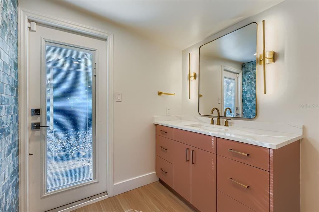 待售: $650,000 (4 贝兹, 2 浴室, 1657 平方英尺)