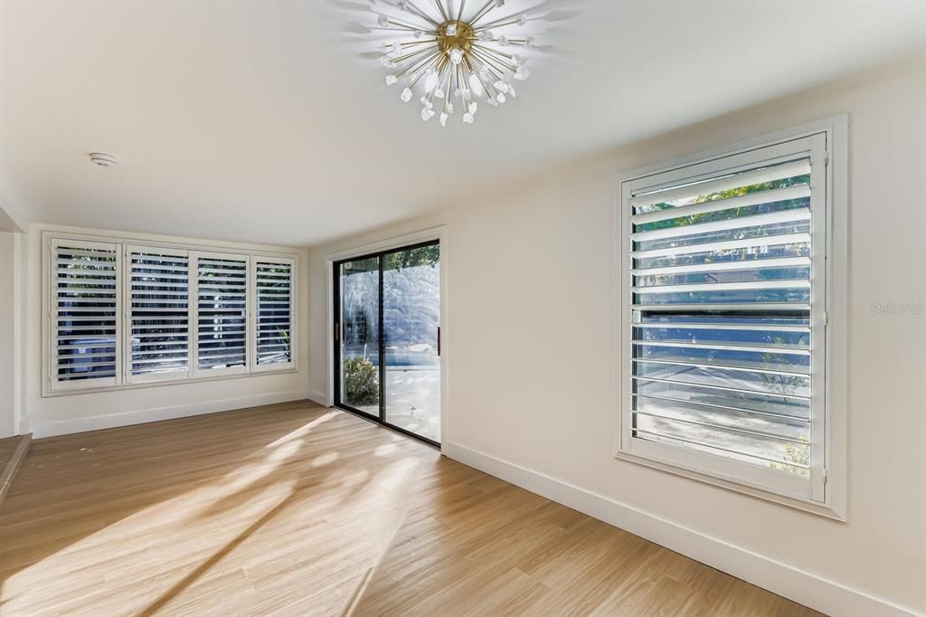 待售: $650,000 (4 贝兹, 2 浴室, 1657 平方英尺)