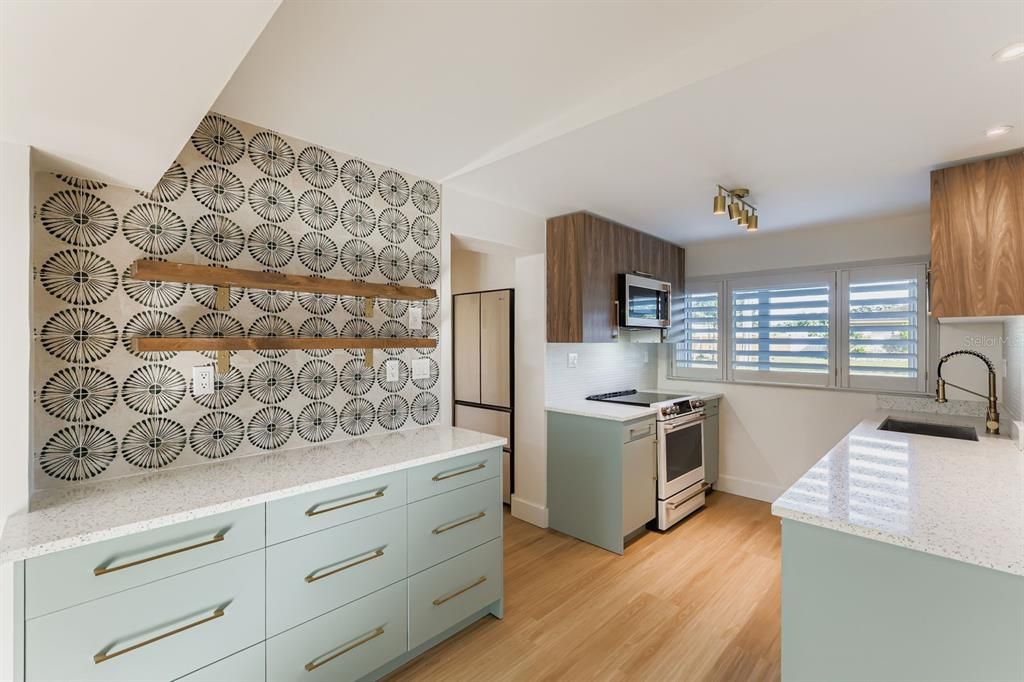 待售: $650,000 (4 贝兹, 2 浴室, 1657 平方英尺)