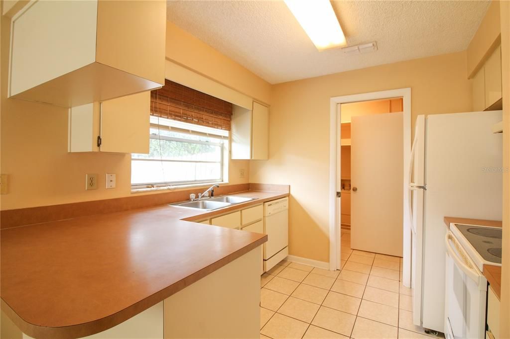 For Rent: $1,600 (2 beds, 2 baths, 982 Square Feet)