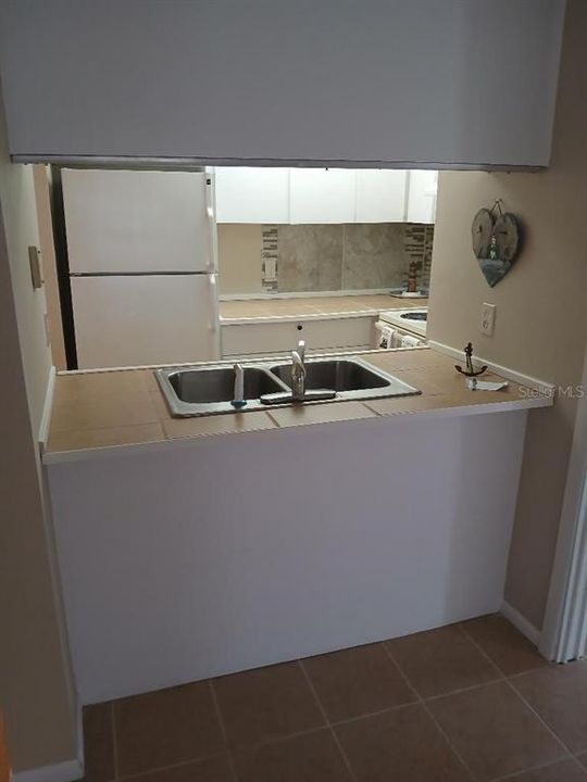 For Rent: $1,200 (1 beds, 1 baths, 704 Square Feet)