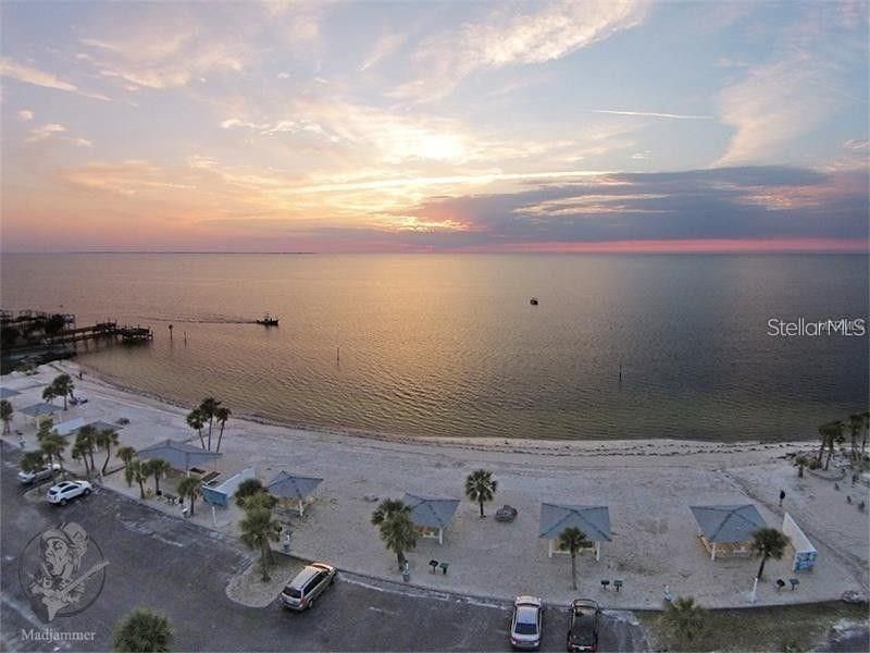 For Rent: $1,200 (1 beds, 1 baths, 704 Square Feet)