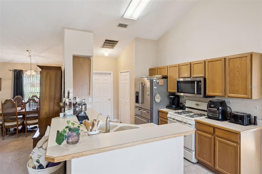 Под контрактом: $379,000 (3 спален, 2 ванн, 1726 Квадратных фут)