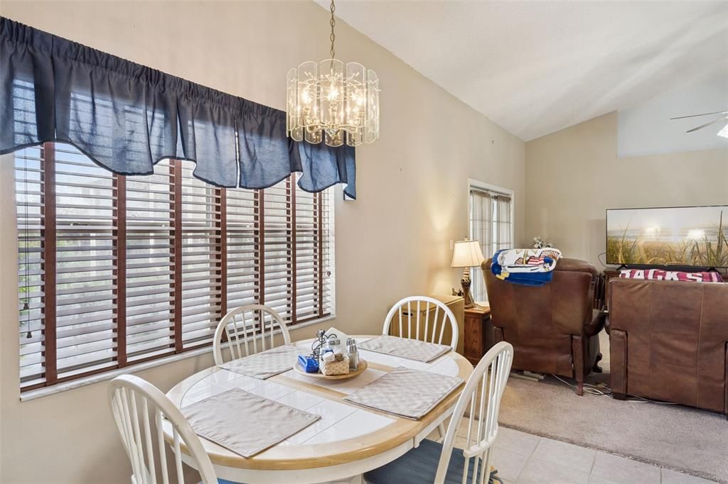 Под контрактом: $379,000 (3 спален, 2 ванн, 1726 Квадратных фут)