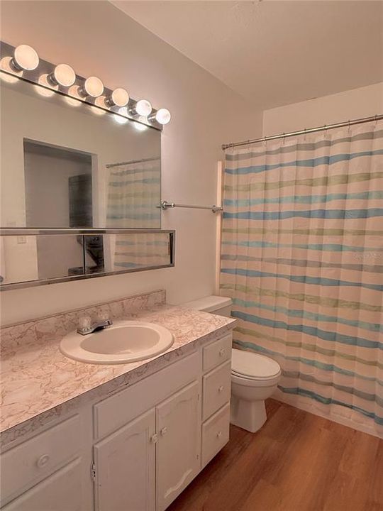 For Rent: $1,400 (2 beds, 1 baths, 938 Square Feet)