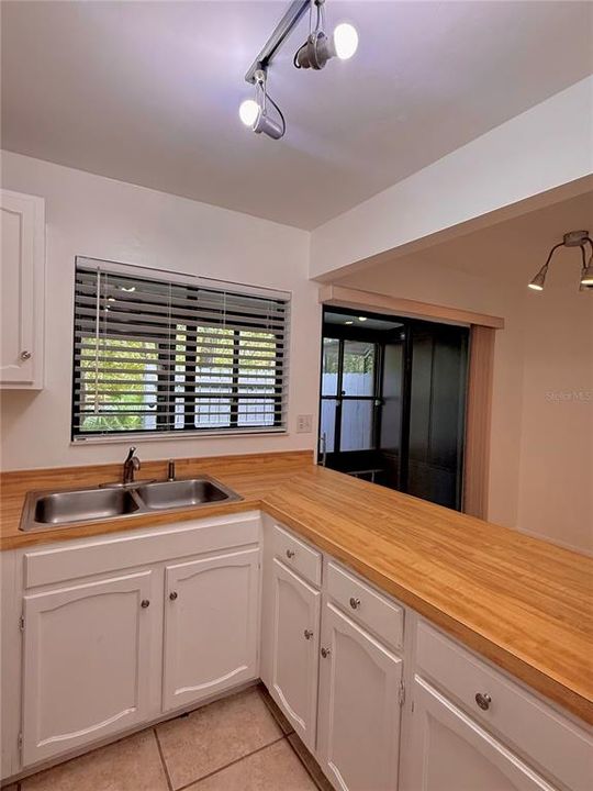 For Rent: $1,400 (2 beds, 1 baths, 938 Square Feet)