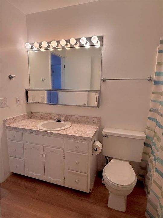 For Rent: $1,400 (2 beds, 1 baths, 938 Square Feet)