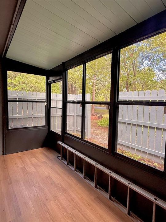 For Rent: $1,400 (2 beds, 1 baths, 938 Square Feet)