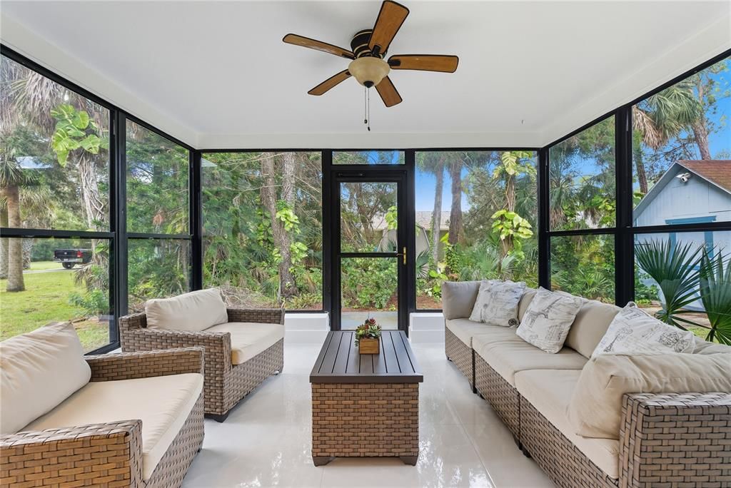 На продажу: $298,999 (2 спален, 2 ванн, 1077 Квадратных фут)