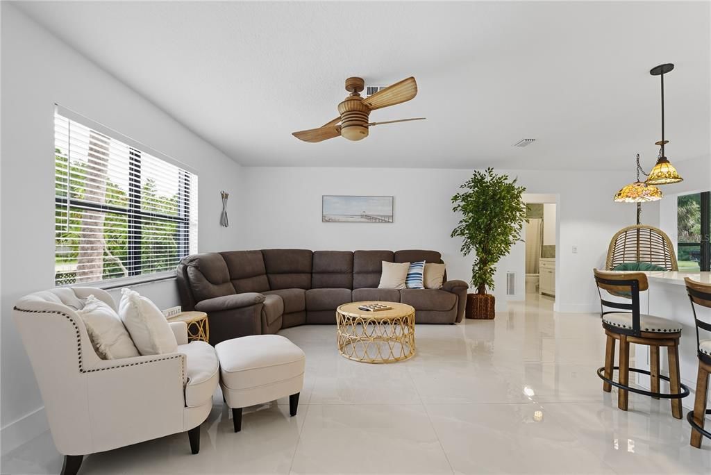 На продажу: $298,999 (2 спален, 2 ванн, 1077 Квадратных фут)