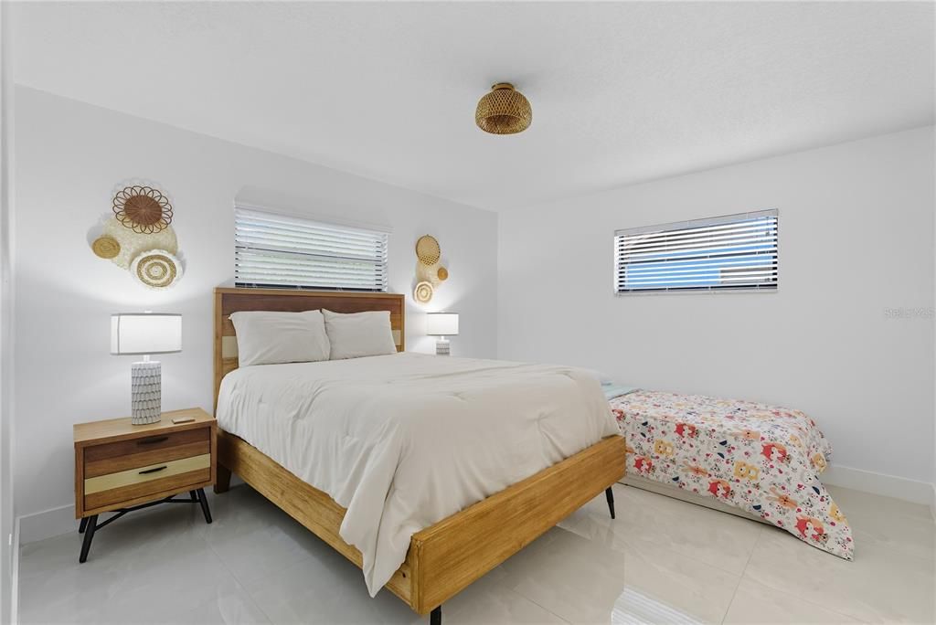 На продажу: $298,999 (2 спален, 2 ванн, 1077 Квадратных фут)