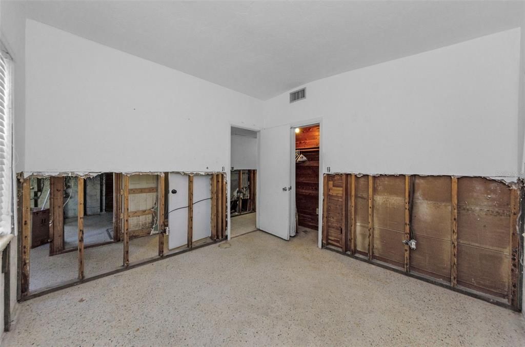 Activo con contrato: $325,000 (5 camas, 2 baños, 2181 Pies cuadrados)