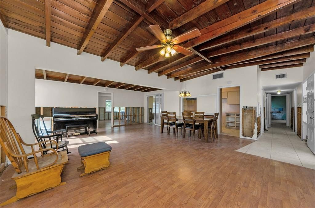 Activo con contrato: $325,000 (5 camas, 2 baños, 2181 Pies cuadrados)