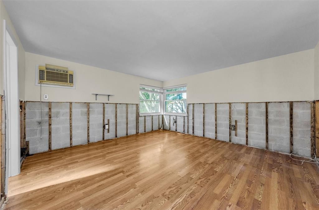 Activo con contrato: $325,000 (5 camas, 2 baños, 2181 Pies cuadrados)