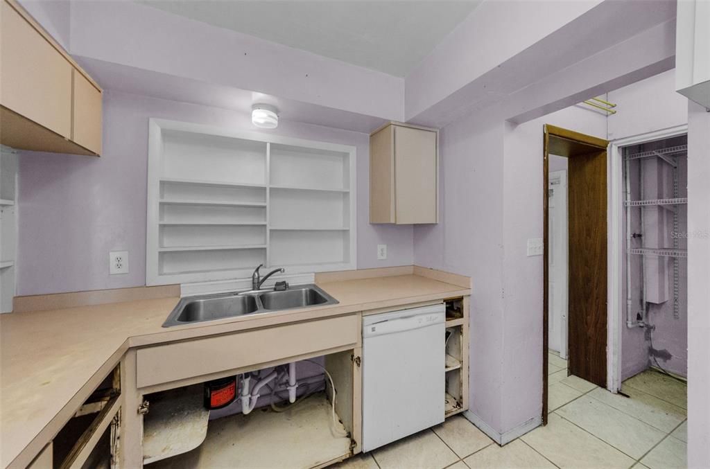 Activo con contrato: $325,000 (5 camas, 2 baños, 2181 Pies cuadrados)