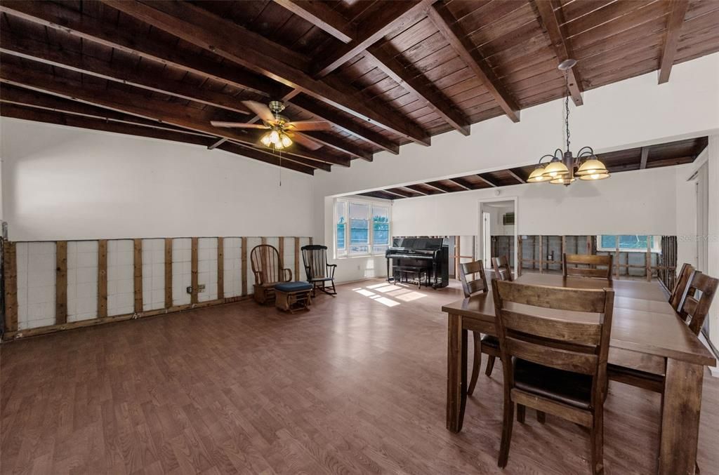 Activo con contrato: $325,000 (5 camas, 2 baños, 2181 Pies cuadrados)