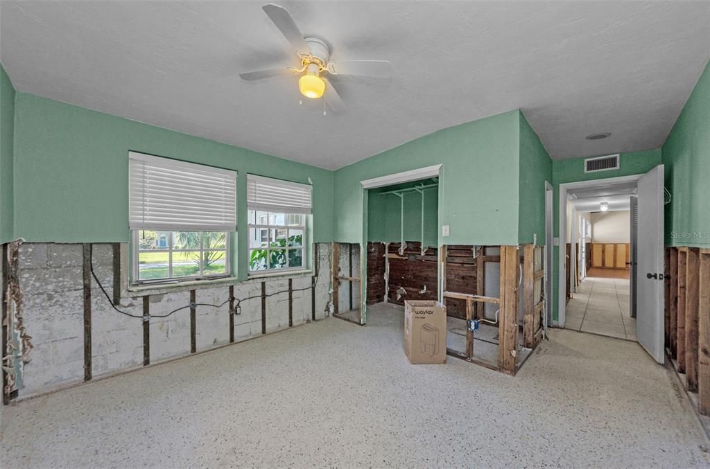 Activo con contrato: $325,000 (5 camas, 2 baños, 2181 Pies cuadrados)