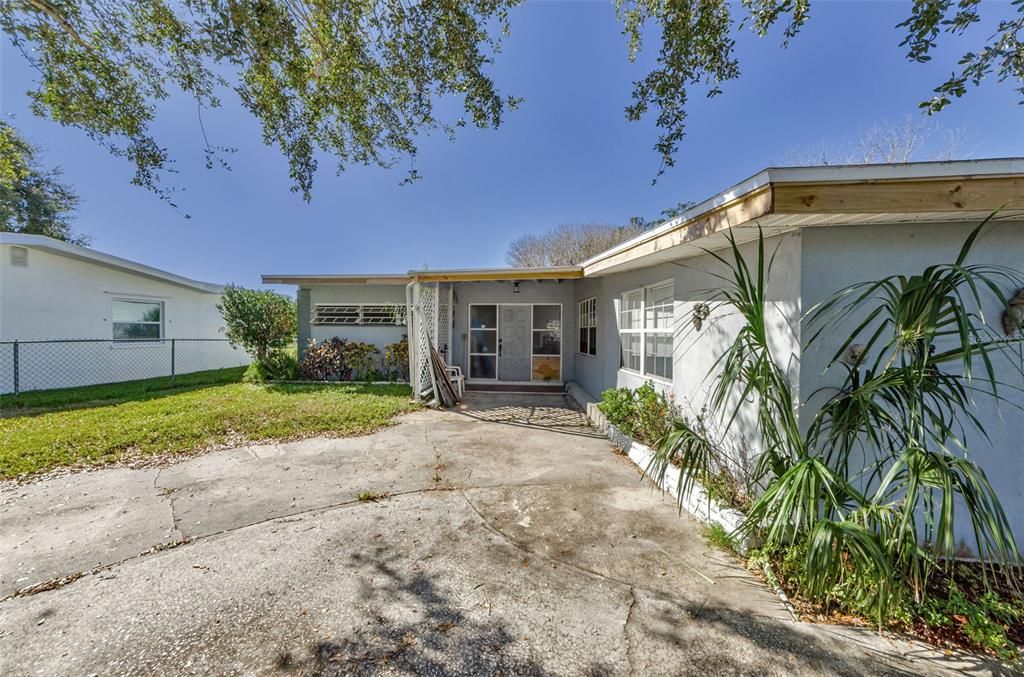 Activo con contrato: $325,000 (5 camas, 2 baños, 2181 Pies cuadrados)