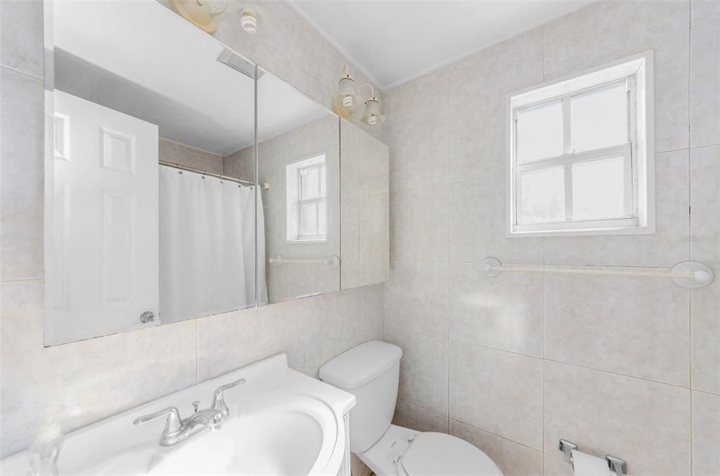 Activo con contrato: $325,000 (5 camas, 2 baños, 2181 Pies cuadrados)