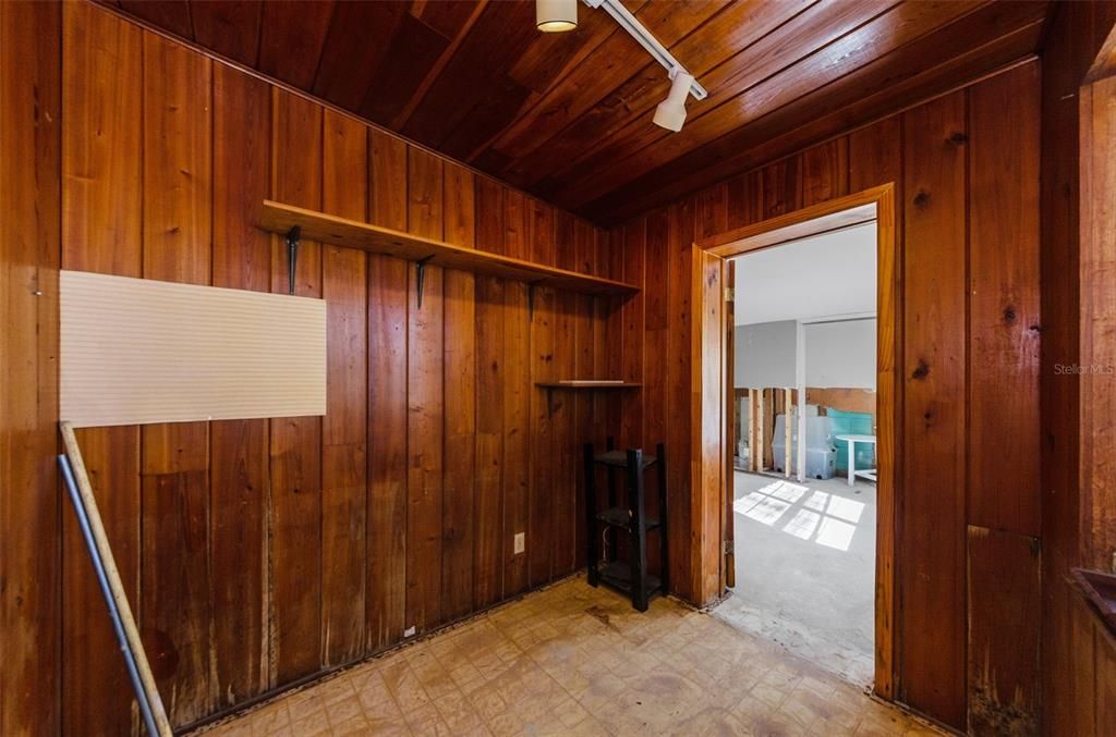 Activo con contrato: $325,000 (5 camas, 2 baños, 2181 Pies cuadrados)