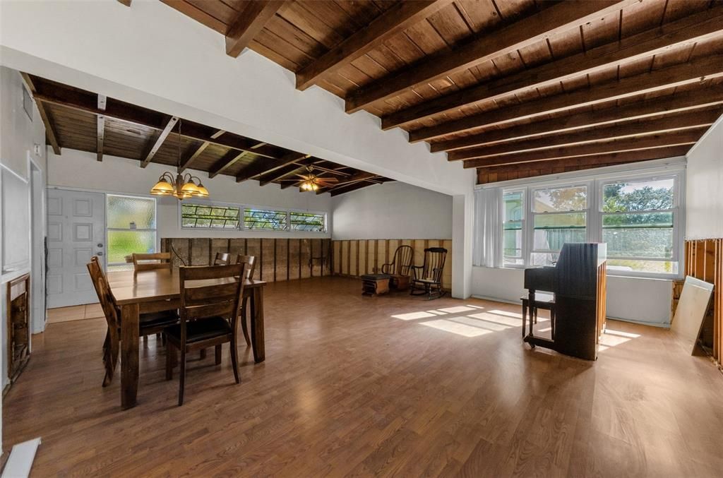 Activo con contrato: $325,000 (5 camas, 2 baños, 2181 Pies cuadrados)