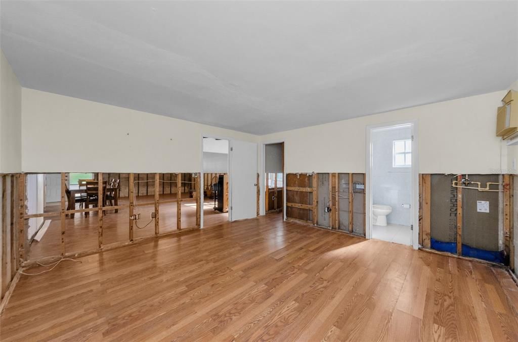 Activo con contrato: $325,000 (5 camas, 2 baños, 2181 Pies cuadrados)