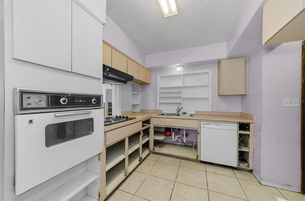 Activo con contrato: $325,000 (5 camas, 2 baños, 2181 Pies cuadrados)