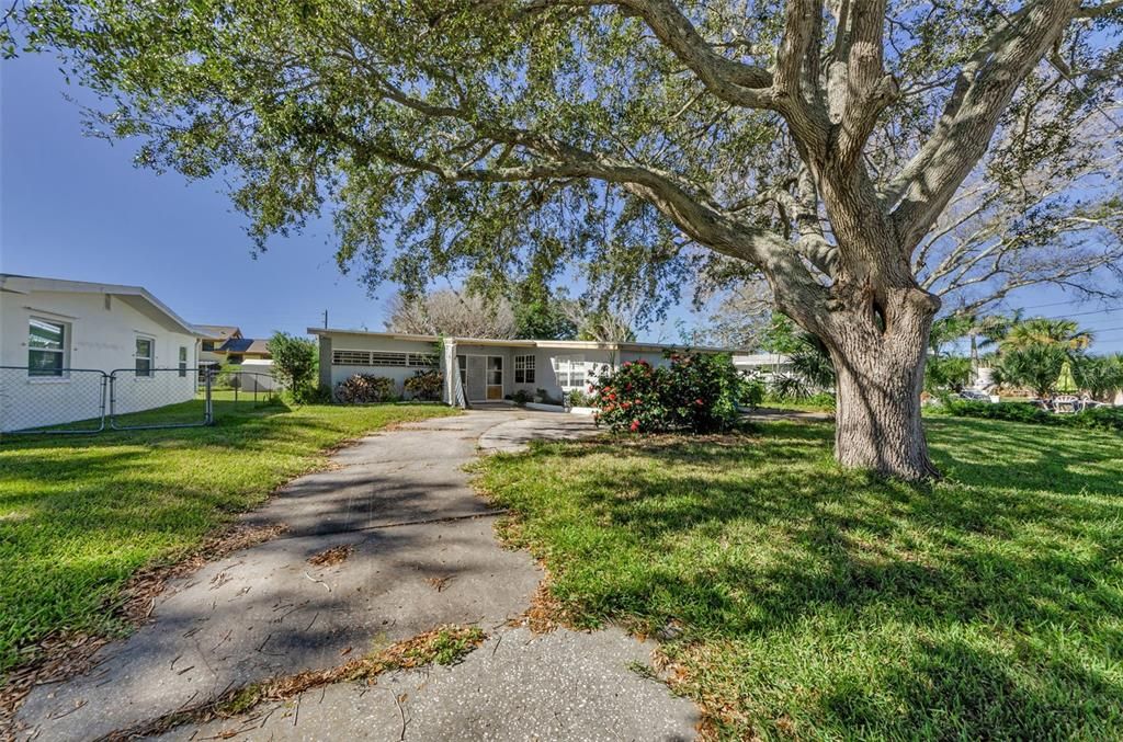 Activo con contrato: $325,000 (5 camas, 2 baños, 2181 Pies cuadrados)