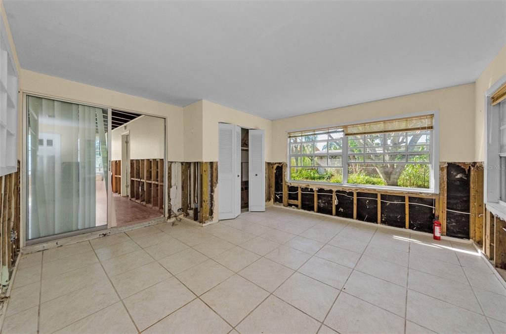 Activo con contrato: $325,000 (5 camas, 2 baños, 2181 Pies cuadrados)