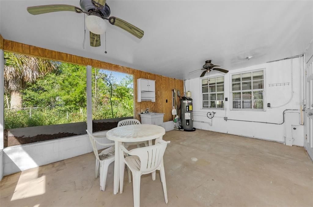 Activo con contrato: $325,000 (5 camas, 2 baños, 2181 Pies cuadrados)