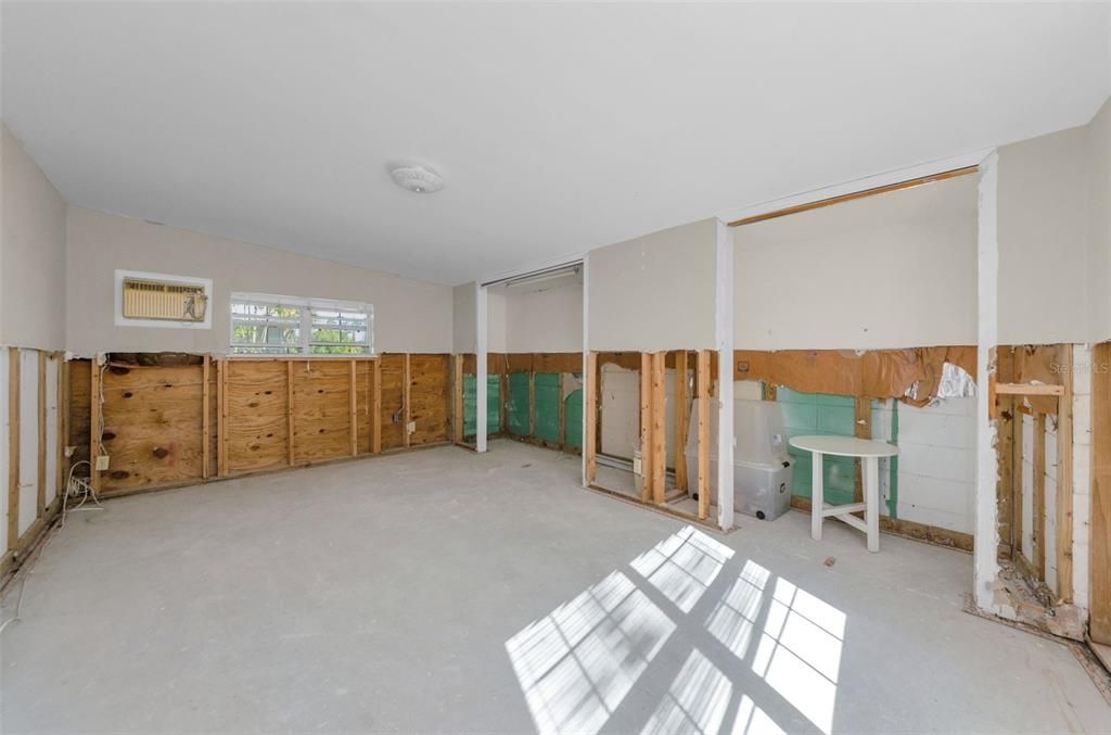 Activo con contrato: $325,000 (5 camas, 2 baños, 2181 Pies cuadrados)