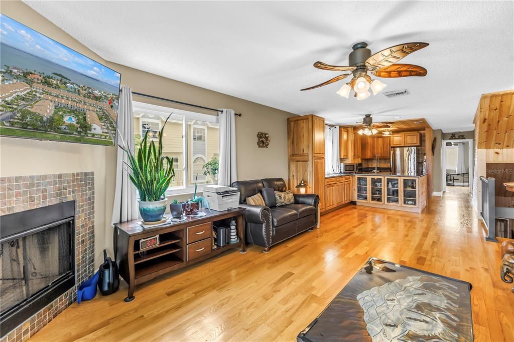 En Venta: $899,000 (3 camas, 3 baños, 1585 Pies cuadrados)