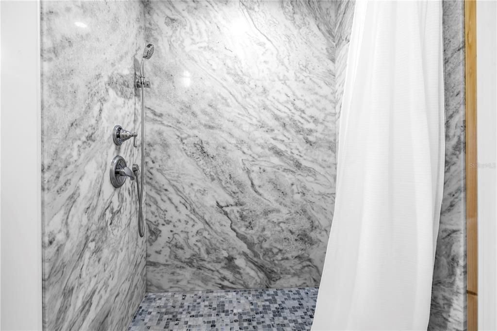 En Venta: $899,000 (3 camas, 3 baños, 1585 Pies cuadrados)