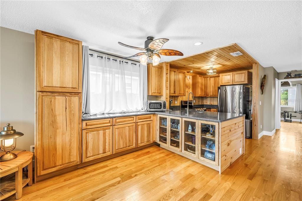 En Venta: $899,000 (3 camas, 3 baños, 1585 Pies cuadrados)