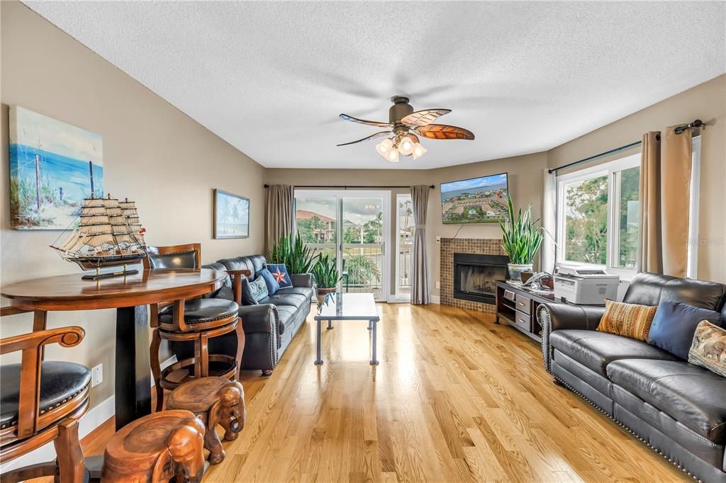 En Venta: $899,000 (3 camas, 3 baños, 1585 Pies cuadrados)