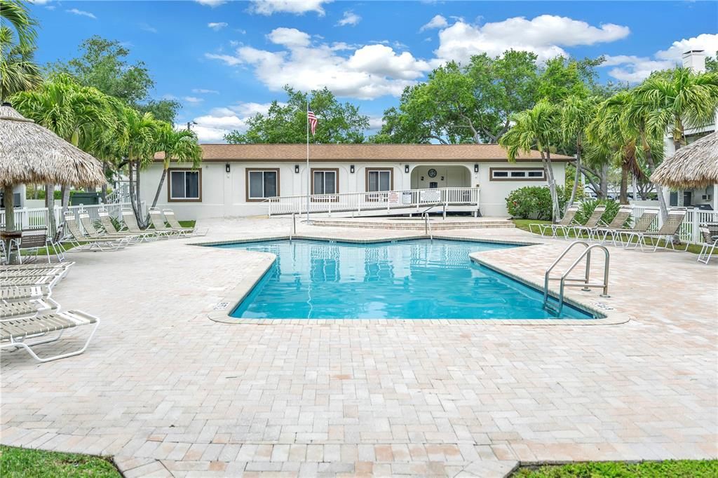 En Venta: $899,000 (3 camas, 3 baños, 1585 Pies cuadrados)