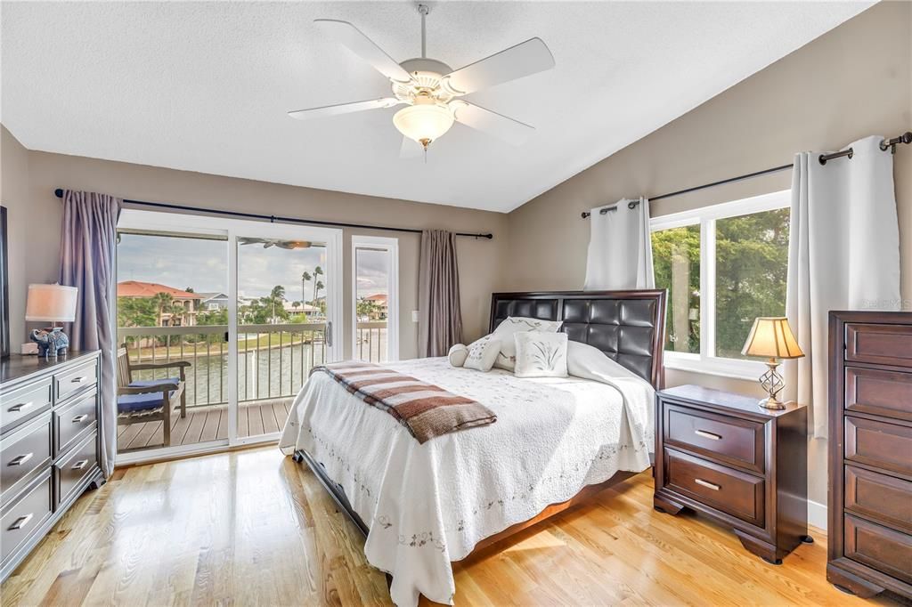 En Venta: $899,000 (3 camas, 3 baños, 1585 Pies cuadrados)